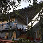 Hostel 512