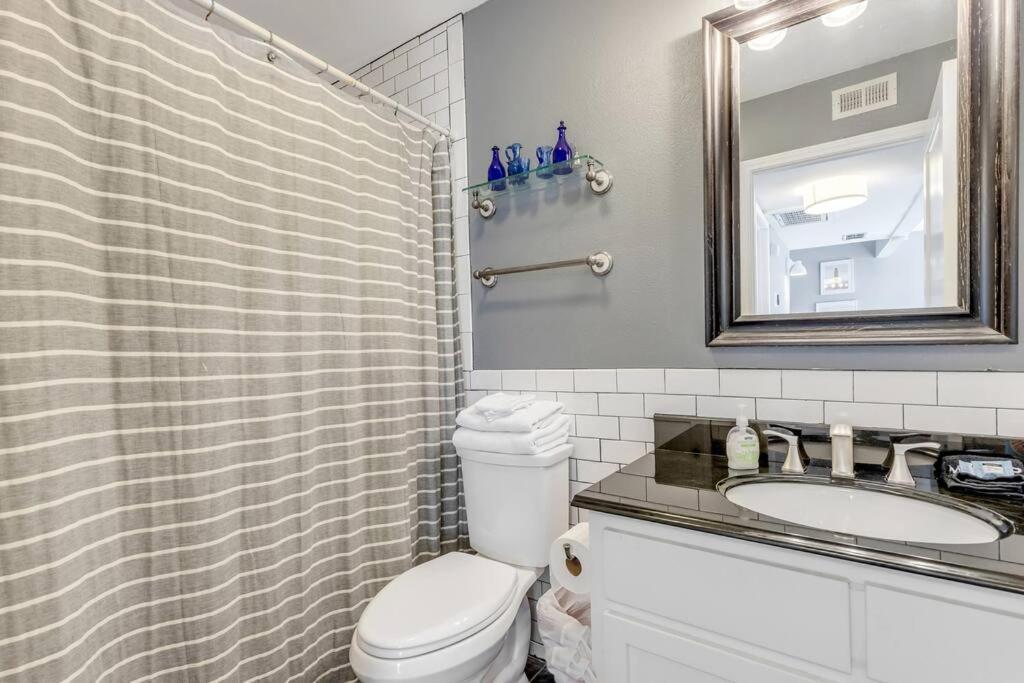 Holiday home 2b1b Hidden Oasis In The Hills- Close To Downtown