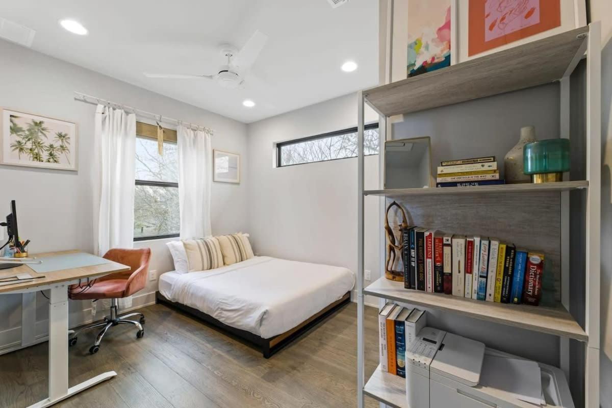 Holiday home Comfortable With A Backyard & Workspaces Austin