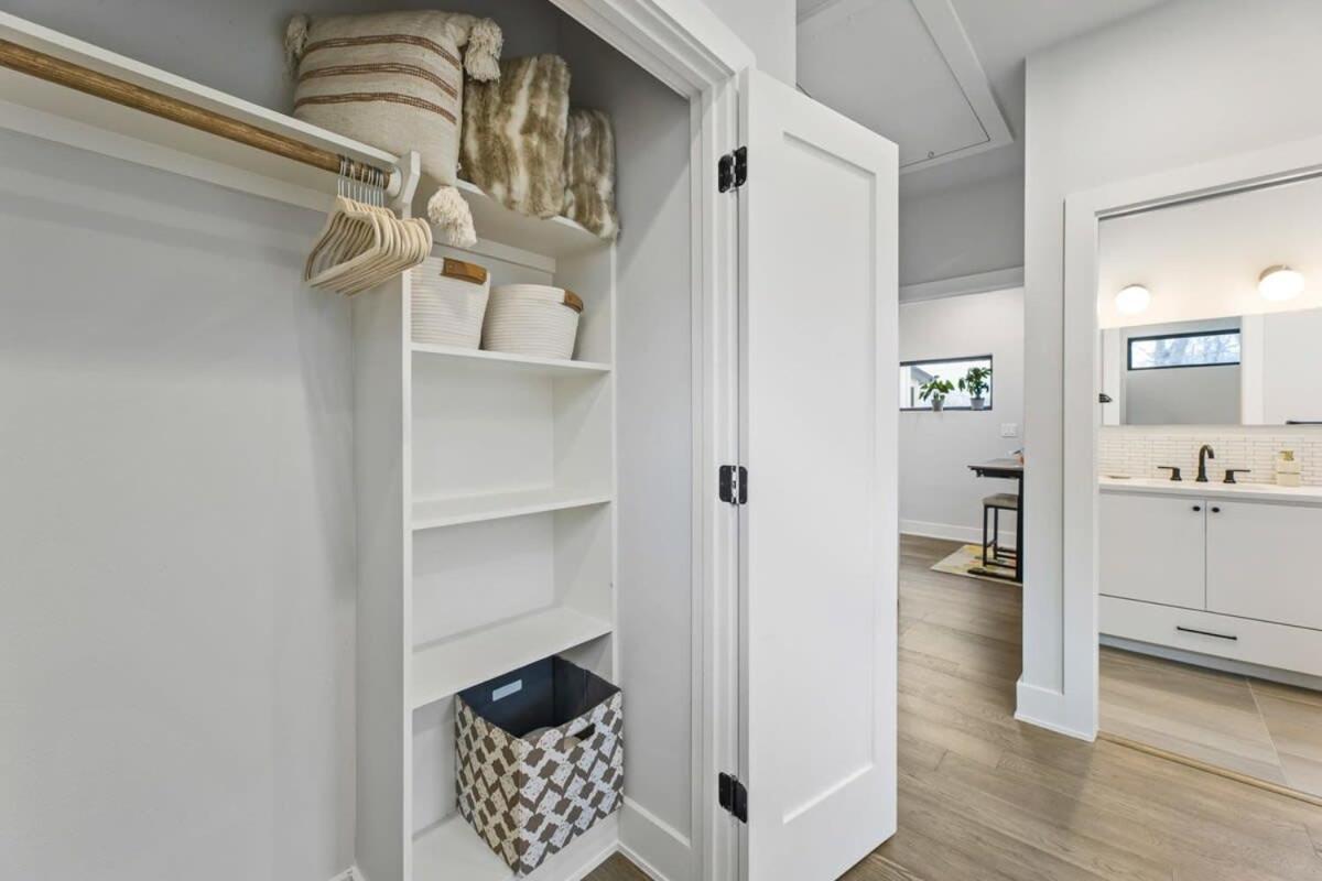 Comfortable With A Backyard & Workspaces Holiday home *
