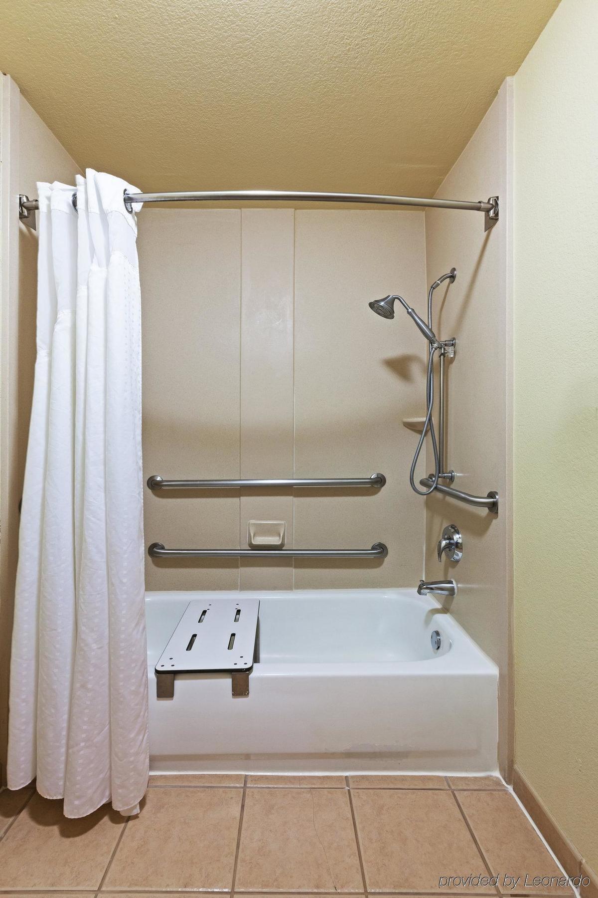 Express & Nw - Lakeline By Ihg Hotel