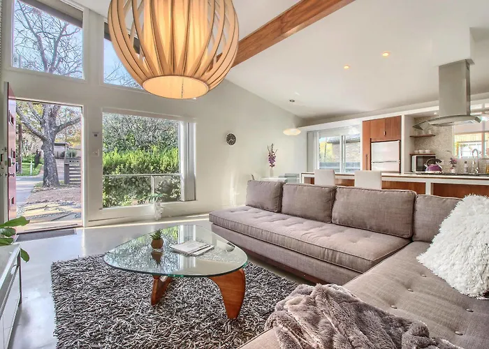 Travis Heights Modern I