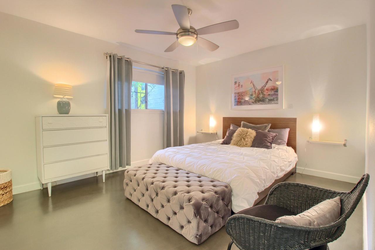 Travis Heights Modern I Holiday home