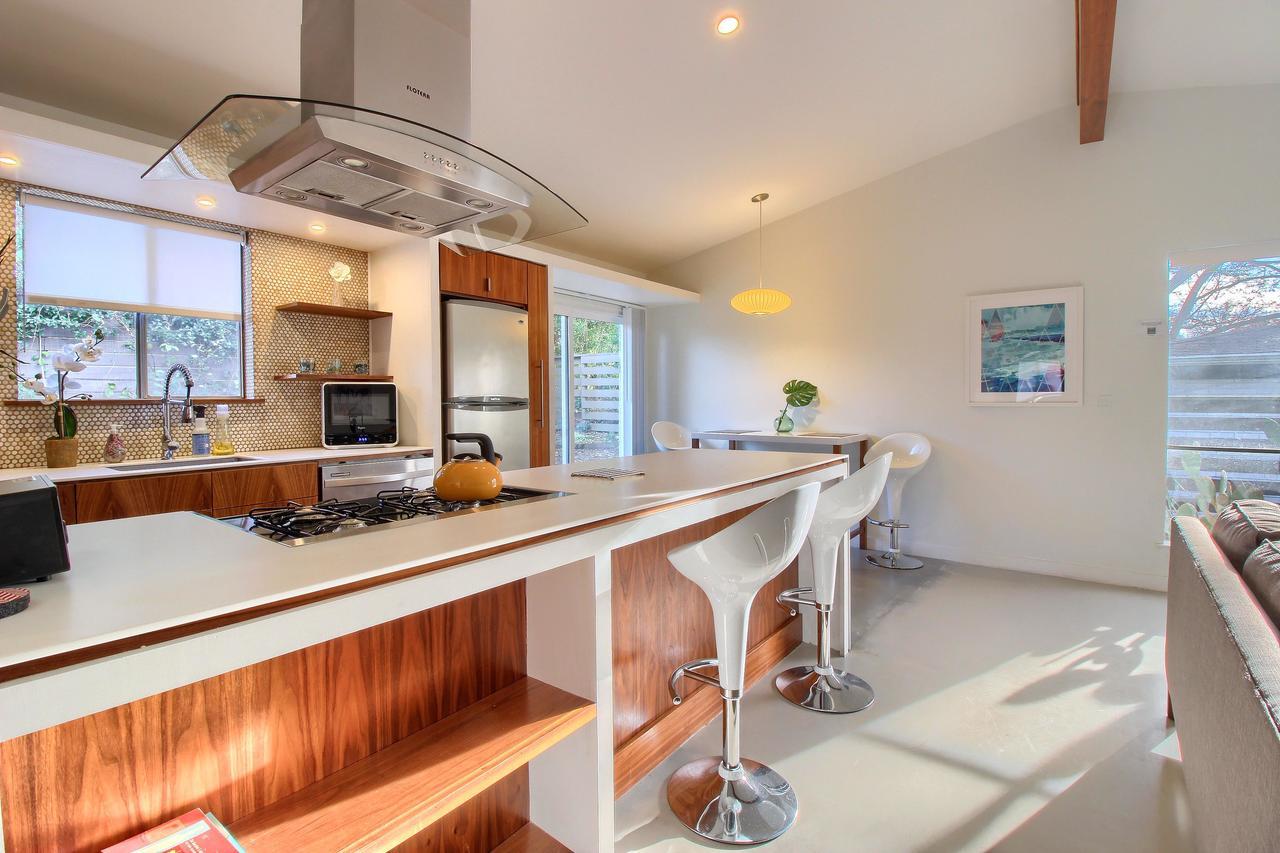 Travis Heights Modern I Holiday home