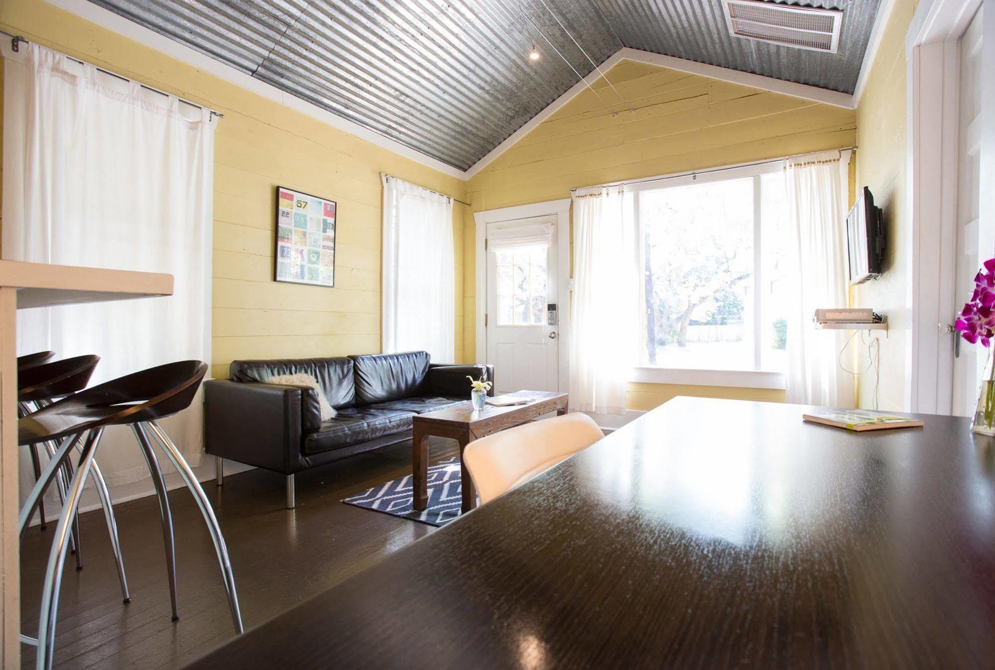 Travis Heights Modern I Holiday home *