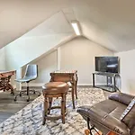 Pet-Friendly Austin Home With Deck, Yard, And Views!