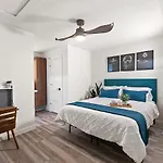 Contemporary Couples Getaway Near Austin Favorites - Loft 21