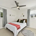 The Guava Door - Cheerful Mid-Century - Big Yard, Free Parking