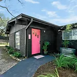The Guava Door - Cheerful Mid-Century - Big Yard, Free Parking