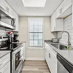 Vivant - Sola Chic King Bed Suites, Close To Downtown