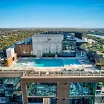 Upscale Rainey St Condo Homes - Peloton, Gym, Rooftop Pool, Wifi Included
