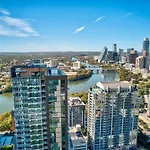 Upscale Rainey St Condo Homes - Peloton, Gym, Rooftop Pool, Wifi Included