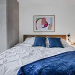 Upscale Rainey St Condo Homes - Peloton, Gym, Rooftop Pool, Wifi Included