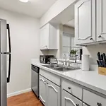 Nice Quiet Downtown Apt Pool Free Parking