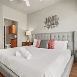 King Beds And Patio Dining In Atx West Campus Gem