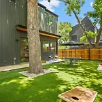 Super Stunning Back House W Terrace In East Chavez