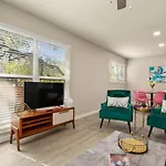 7-Minute Walk To Deep Eddy Pool, Parking, And Grill