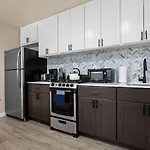 7-Minute Walk To Deep Eddy Pool, Parking, And Grill