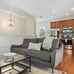 Beautiful King Accommodations, Luxury Linen, And Washer And Dryer