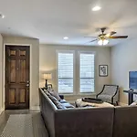 Upscale And Modern Austin Townhome With Pool Access!