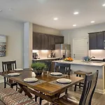 Upscale And Modern Austin Townhome With Pool Access!