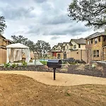 Upscale And Modern Austin Townhome With Pool Access!