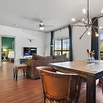 Stylish 4Br With Smart Tv And Free Garage Parking