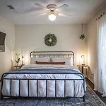 Lush, Enchanting Austin Oasis!
