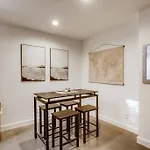 Modern Designer Condo Close To Downtown Austin!