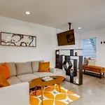 Modern Designer Condo Close To Downtown Austin!