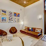 Modern Downtown Condo - Rooftop Pool - Top Amenities