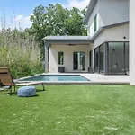 Walk To Soco Lounge Poolside At Modern Cool Spot