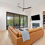 Central Contemporary W/ Pool And Spa