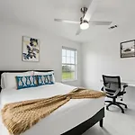 Modern Central East Austin 4Br Gem