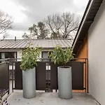 Cozy Bungalow Retreat Walking Distance To Downtown