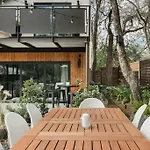 Cozy Bungalow Retreat Walking Distance To Downtown