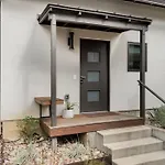 Cozy Bungalow Retreat Walking Distance To Downtown