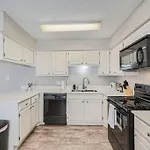 Chic 2B Getaway - 10Min To Dtwn - W/D, Pool, Prkg