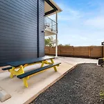 Downtown Gateway: Stylish Nest Near Austin Airport
