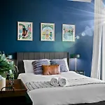 Downtown Gateway: Stylish Nest Near Austin Airport