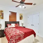Luxury 5-Bedroom House, Green Belt, Majestic Oak Trees, Hot Outdoor 8 Person Spa.