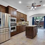 Luxury 5-Bedroom House, Green Belt, Majestic Oak Trees, Hot Outdoor 8 Person Spa.