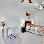 Luxury 5-Bedroom House, Green Belt, Majestic Oak Trees, Hot Outdoor 8 Person Spa.