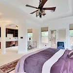 Luxury 5-Bedroom House, Green Belt, Majestic Oak Trees, Hot Outdoor 8 Person Spa.