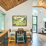Chic East Austin Studio Bungalow With Spacious Yard!
