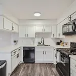 Your Modern 2B Getaway - W/D, Pool, Prkg - 10Min To Dtwn