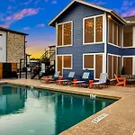 Your Modern 2B Getaway - W/D, Pool, Prkg - 10Min To Dtwn