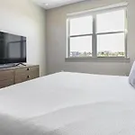 Landing Modern Apartment With Amazing Amenities