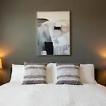Landing Modern Apartment With Amazing Amenities