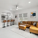 Chic 8Br Retreat Central East Austin For Large Groups